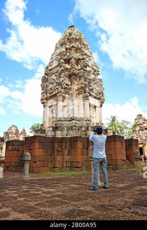 Visiteur Prenant Des Photos Des Ruines De La Tour Principale De Sdok Kok Thom Ancien Temple Khmer, Province De Sa Kaeo, Thaïlande Banque D'Images