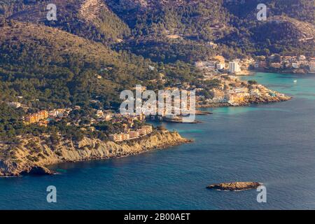 Vue aérienne, région côtière avec les complexes d'hôtels Sant Elm, Andratx, Majorque, Espagne, Europe, Iles Baléares, Apartamentos Amores San Telmo, appartements Banque D'Images