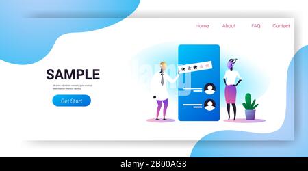 deux caractères robotiques laissant passer en revue trois étoiles sur l'écran du smartphone feedback technologie d'intelligence artificielle concept horizontal pleine longueur espace de copie illustration vectorielle Illustration de Vecteur