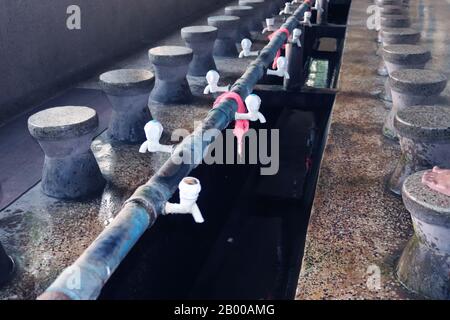 Ablation Musulmane Pour Prier. Fontaines pour ablution dans la Mosquée du Collège Carmichael.onglet eau pour Wadu.La Wudu ou zone D'Ablution pour pla d'ablution musulmane Banque D'Images