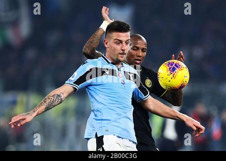 Sergej Milinkovic Savic of Lazio (L) et Ashley Young of Internazionale (R) en action lors du championnat italien Serie A match de football entre SS Lazio et FC Internazionale le 16 février 2020 à Stadio Olimpico à Rome, Italie - photo Federico Proietti/ESPA-Images Banque D'Images