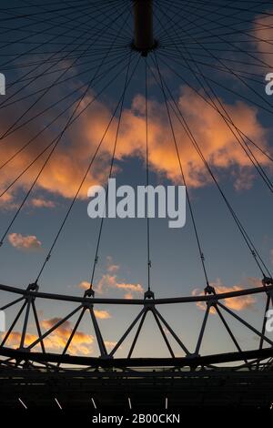 Londres, Angleterre - 21 septembre 2018 : vue sur le London Eye au coucher du soleil le London Eye est une attraction touristique célèbre Banque D'Images