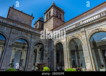 Clocher de la cathédrale da Se avec vue sur le cloître, Braga, Minho, Portugal Banque D'Images