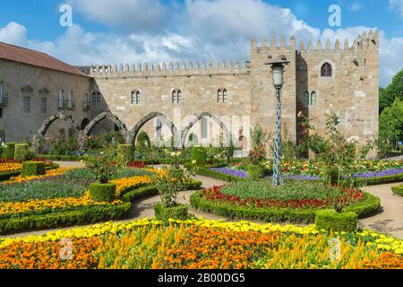 Jardin de Santa Barbara près des murs de l'ancien Palais des Archevêques, Braga, Minho, Portugal Banque D'Images