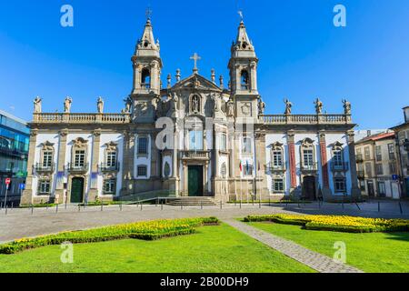 La place Carlos Amarante avec l'église Sao Marcos du XVIIIe siècle et l'ancien hôpital transformé en un hôtel, Braga, Minho, Portugal Banque D'Images