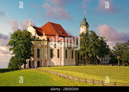 Église de pèlerinage du Sauveur À Fléaux sur les Wies avec ciel nuageux le soir, jardin rocheux, Pfaffenwinkel, Bavière, Allemagne Banque D'Images