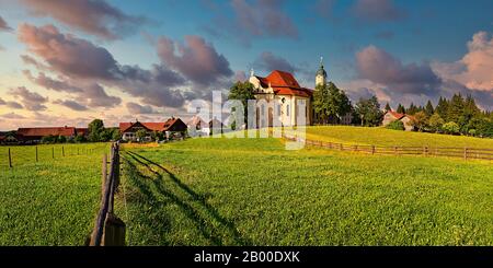 Église de pèlerinage du Sauveur À Fléaux sur les Wies avec ciel nuageux le soir, jardin rocheux, Pfaffenwinkel, Bavière, Allemagne Banque D'Images