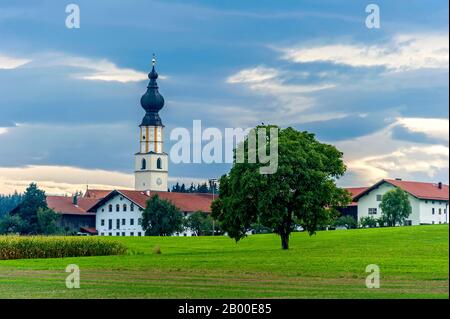 Église baroque de Saint-Jacques l'Elder dans le hameau d'Albertaich, Obing, Chiemgau, Haute-Bavière, Bavière, Allemagne Banque D'Images