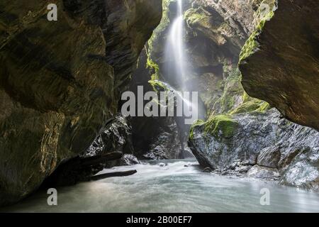 Gorge Étroite Avec Cascade, Wilson Creek, Haast Pass, Côte Ouest, Île Du Sud, Nouvelle-Zélande Banque D'Images