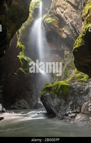 Gorge Étroite Avec Cascade, Wilson Creek, Haast Pass, Côte Ouest, Île Du Sud, Nouvelle-Zélande Banque D'Images