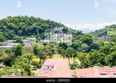 Belle builings sur les vertes collines au centre-ville, le lac de Kandy à nex ou Kiri Muhuda ou la mer de lait, un lac artificiel en plein cœur de la Banque D'Images