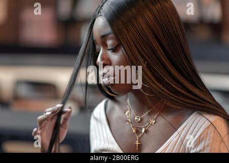 Jeune femme à peau foncée, portrait, Düsseldorf, Allemagne Banque D'Images