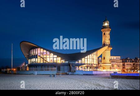 Phare et restaurant Teepott au crépuscule, Warnemuende, Hanseatic City of Rostock, Mecklembourg-Poméranie occidentale, Allemagne Banque D'Images