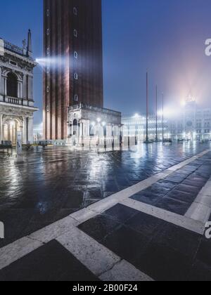 Campanile et place St Marc dans le brouillard, Venise, Italie Banque D'Images