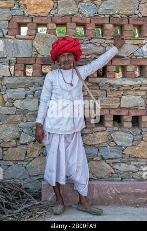 Homme indien, membre de la tribu Rabari, avec un turban rouge, Bera, Rajasthan, Inde Banque D'Images