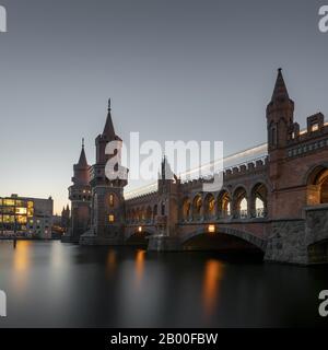 Oberbaum pont sur la Spree, reliant les quartiers de Berlin Kreuzberg et Friedrichshain, Berlin, Allemagne Banque D'Images