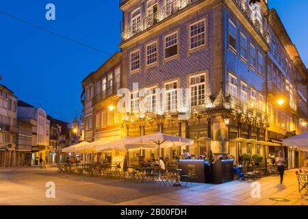 Célèbre café Brasileira illuminé au coucher du soleil, Braga, Minho, Portugal Banque D'Images