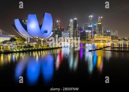 ArtScience Museum et horizon la nuit, quartier financier, quartier bancaire, Marina Bay, Downtown Core, Singapour Banque D'Images