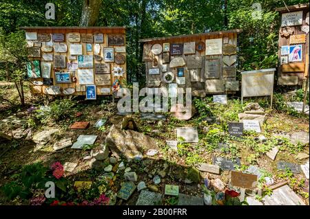 Comprimés votifs, Maria aida, Grotto de Marie dans la forêt, site de pèlerinage Maria Vesperbild, Ziemetshausen, Guenzburg, Swabia, Bavière, Allemagne Banque D'Images