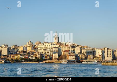 Istanbul, Turquie - 25 janvier 2020: Tour de Galata en arrière-plan vues d'Istanbul. Banque D'Images