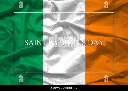 Tout simplement Heureux logotype de la Saint Patrick sur l'arrière-plan du drapeau irlandais pour la célébration irlandaise de la conception de l'événement Banque D'Images