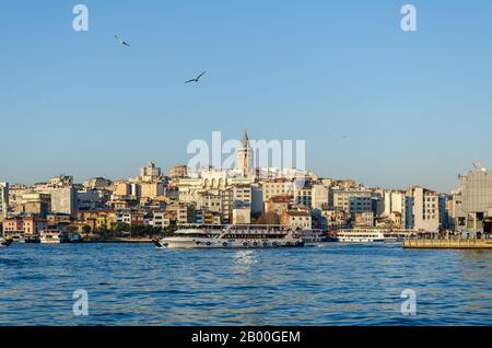 Istanbul, Turquie - 25 janvier 2020: Tour de Galata en arrière-plan vues d'Istanbul. Banque D'Images