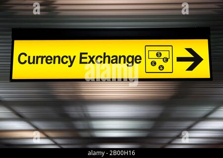 signez le bureau de change à l'aéroport avec l'icône de monnaie et la flèche pour la direction vers le service de guichet de change de devises pour le touriste Banque D'Images