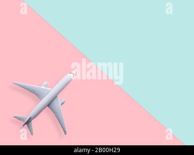 modèle plat en avion blanc sur fond bleu pastel et rose avec espace de copie. concept de voyage et de vacances Banque D'Images