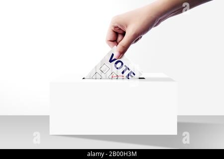 gros plan de la main tenant le document de vote pour le vote électoral dans les urnes sur fond blanc Banque D'Images