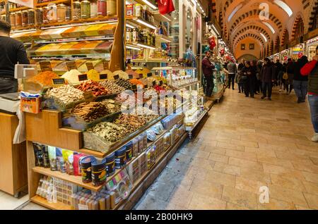 Istanbul, TURQUIE-25 janvier 2020: Bazar égyptien ou bazar aux épices turc: Mir CARISI à Eminonu, Istanbul, Turquie. L'un des plus anciens couverts Banque D'Images