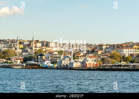 De beaux bâtiments avec Le Complexe de la Mosquée Semsi Pasa sous le coucher du soleil à Uskudar, Istanbul, Turquie, sur la rive anatolienne du Bosphore. Banque D'Images