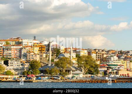 De beaux bâtiments avec Semsi Pasa Mosque complexe sous le coucher du soleil à le à Uskudar, Istanbul, Turquie, sur la rive anatolienne du Bosphore. Banque D'Images