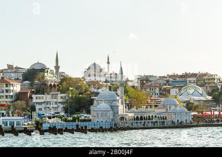 De beaux bâtiments avec Semsi Pasa Mosque complexe sous le coucher du soleil à le à Uskudar, Istanbul, Turquie, sur la rive anatolienne du Bosphore. Banque D'Images