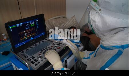 (200218) -- NANCHANG, 18 février 2020 (Xinhua) -- un personnel médical vérifie l'état d'un patient dans un service d'isolement de l'hôpital affilié de l'Université de médecine chinoise traditionnelle de Jiangxi à Nanchang, dans la province du Jiangxi en Chine orientale, 18 février 2020. Lors de la lutte contre le nouveau coronavirus, l'hôpital affilié de l'Université Jiangxi de médecine traditionnelle chinoise fait progresser le traitement de médecine traditionnelle chinoise (TCM) pour les patients infectés par le nouveau coronavirus. « la médecine occidentale offre d'importantes mesures de soutien à la vie, telles que les mesures respiratoires et Banque D'Images