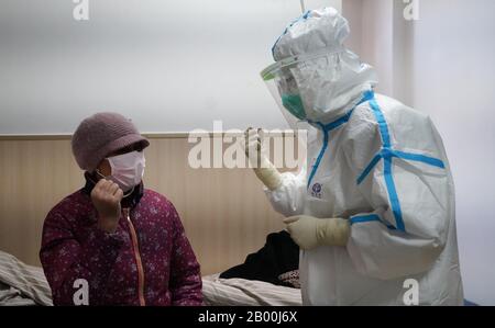 (200218) -- NANCHANG, 18 février 2020 (Xinhua) -- un personnel médical encourage un patient dans un service d'isolement de l'hôpital affilié de l'Université de médecine chinoise traditionnelle de Jiangxi à Nanchang, dans la province du Jiangxi en Chine orientale, 18 février 2020. Lors de la lutte contre le nouveau coronavirus, l'hôpital affilié de l'Université Jiangxi de médecine traditionnelle chinoise fait progresser le traitement de médecine traditionnelle chinoise (TCM) pour les patients infectés par le nouveau coronavirus. « la médecine occidentale offre d'importantes mesures de soutien à la vie, telles que les voies respiratoires et circula Banque D'Images