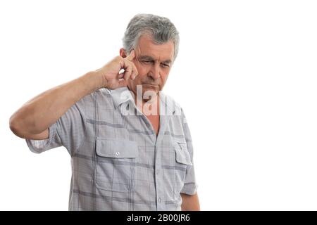 Vieil homme avec cheveux gris faisant un geste de pensée en touchant temple isolé sur fond blanc Banque D'Images