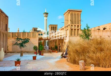 Architecture arabe traditionnelle dans le quartier historique d'Al Fahidi dans le Vieux Dubaï, Emirats Arabes Unis Banque D'Images