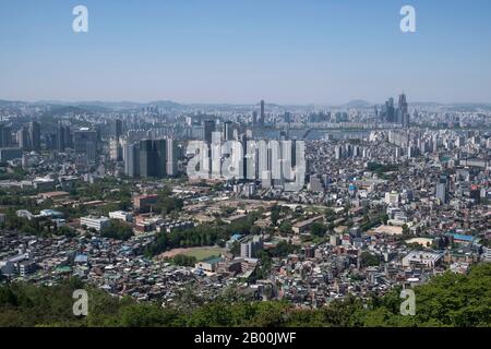 Corée du Sud, Séoul : vue d'ensemble de la ville depuis le point de vue de la Tour N de Séoul sur le mont Namsam Banque D'Images