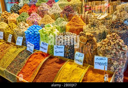 Différentes épices et herbes sur le marché de Dubaï, aux Émirats arabes Unis Banque D'Images