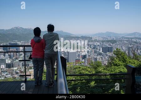 Corée du Sud, Séoul : vue d'ensemble de la ville depuis le point de vue de la Tour N de Séoul sur le mont Namsam Banque D'Images