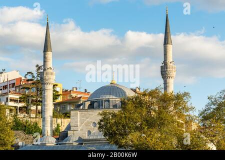 De beaux bâtiments avec Semsi Pasa Mosque complexe sous le coucher du soleil à le à Uskudar, Istanbul, Turquie, sur la rive anatolienne du Bosphore. Banque D'Images