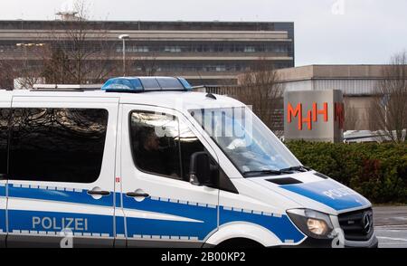 Hanovre, Allemagne. 18 février 2020. Une voiture de police se trouve devant la Hannover Medical School (MHH). Au MHH, un membre présumé du clan est traité pour des blessures par balle; le patient de l'étranger est surveillé par la police pour des raisons de sécurité. Crédit: Julian Stratenschulte/Dpa/Alay Live News Banque D'Images