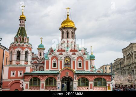 La cathédrale de Kazan, connue sous le nom de cathédrale notre-Dame de Kazan, est une église orthodoxe russe située à l'angle nord-est de la place Rouge à M Banque D'Images