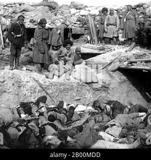 Chine : bataille de Mukden (Shenyang) 1905, les soldats russes posent à côté d'une tranchée remplie de cadavres de soldats japonais, (guerre russo-japonaise, 8 février 1904 – 5 septembre 1905). La guerre russo-japonaise (8 février 1904 – 5 septembre 1905) fut la première grande guerre du XXe siècle qui s'est développée à partir des ambitions impériales rivales de l'Empire russe et de l'Empire japonais sur la Mandchourie et la Corée. Les campagnes qui en ont résulté, dans lesquelles l'armée japonaise a remporté la victoire sur les forces russes qui les ont harhi, ont été inattendues par les observateurs mondiaux. Banque D'Images