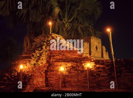 Thaïlande: Jaeng Hua Rin (bastion de Hua Rin) par torche, Chiang Mai. Chiang Mai, parfois écrit comme 'Chiengmai' ou 'Chiangmai', est la plus grande et la plus importante culturellement ville dans le nord de la Thaïlande, et est la capitale de la province de Chiang Mai. Il est situé à 700 km (435 mi) au nord de Bangkok, parmi les plus hautes montagnes du pays. La ville se trouve sur la rivière Ping, un affluent important de la rivière Chao Phraya. Le roi Mengrai fonde la ville de Chiang Mai (c'est-à-dire la « nouvelle ville ») en 1296, et il succède à Chiang Rai comme capitale du royaume de Lanna. La ville était entourée d'une lande. Banque D'Images