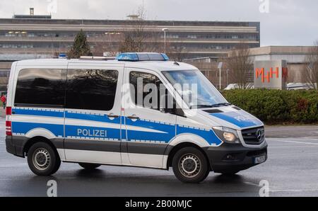 Hanovre, Allemagne. 18 février 2020. Une voiture de police se trouve devant la Hannover Medical School (MHH). Au MHH, un membre présumé du clan est traité pour des blessures par balle; le patient de l'étranger est surveillé par la police pour des raisons de sécurité. Crédit: Julian Stratenschulte/Dpa/Alay Live News Banque D'Images