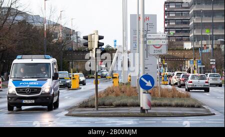 Hanovre, Allemagne. 18 février 2020. Une voiture de police se trouve devant la Hannover Medical School (MHH). Au MHH, un membre présumé du clan est traité pour des blessures par balle; le patient de l'étranger est surveillé par la police pour des raisons de sécurité. Crédit: Julian Stratenschulte/Dpa/Alay Live News Banque D'Images