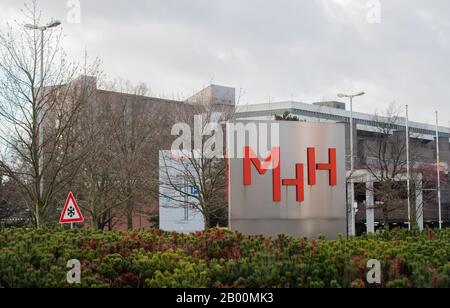 Hanovre, Allemagne. 18 février 2020. La Hannover Medical School (Mhh). Au MHH, un membre présumé du clan est traité pour des blessures par balle; le patient de l'étranger est surveillé par la police pour des raisons de sécurité. Crédit: Julian Stratenschulte/Dpa/Alay Live News Banque D'Images