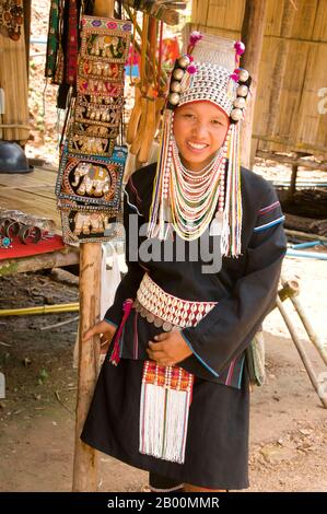 Thaïlande: Akha femme vendant des objets artisanaux traditionnels dans un village du nord de la Thaïlande. Les Akha sont une tribu de collines de fermiers de subsistance connus pour leur art. Le groupe ethnique a peut-être été originaire de Mongolie il y a environ 1500 ans. La plupart des Akha restants sont maintenant répartis dans de petits villages parmi les montagnes de Chine, du Laos, du Myanmar (Birmanie) et du nord de la Thaïlande, où ils sont l'une des six principales tribus de colline. L'Akha a commencé à arriver en Thaïlande au début du XXe siècle et continue d'immigrer, avec environ 80,000 000 vivant actuellement en Thaïlande. Banque D'Images