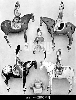 Chine : figurines en argile de chevaux et de cavaliers du cimetière d'Astana, Turfan, Xinjiang. Les tombes Astana sont une série de tombes souterraines situées à 6 km de l'ancienne ville de Gaochang et à 42 km de Turpan, dans le Xinjiang, en Chine. Les tombes ont été utilisées par les habitants de Gaochang, tant les gens du commun que les habitants locaux, pendant environ 600 ans, de 200 ce à 800 ce. Le complexe couvre 10 kilomètres carrés et contient plus de 1,000 tombes. Les différents parcelles pour des castes et des familles séparées sont marquées par des diviseurs en gravier. En raison de l'environnement aride, de nombreux artefacts importants ont été bien conservés aux tombeaux. Banque D'Images